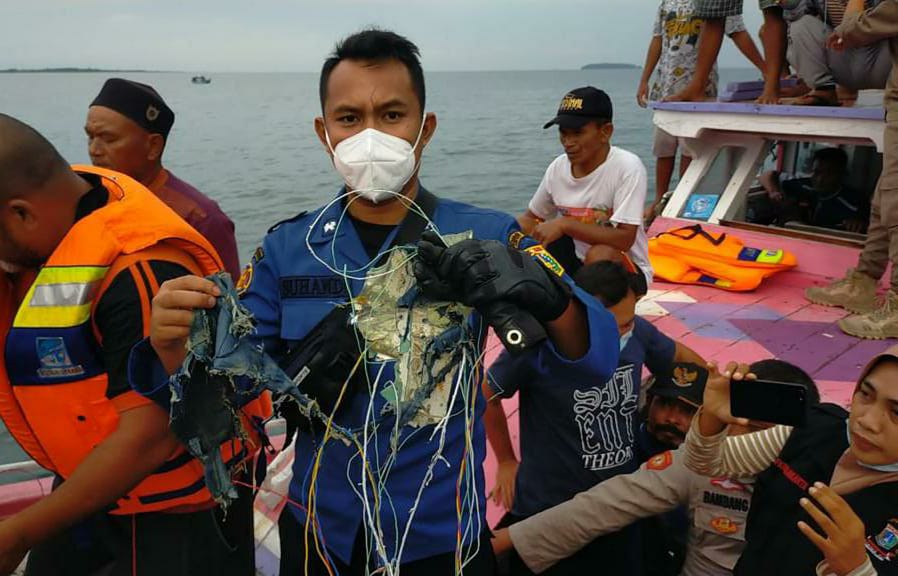 Sriwijaya Air Jatuh, Nelayan Kepulauan Seribu Temukan Serpihan Pesawat di  Pulau Laki