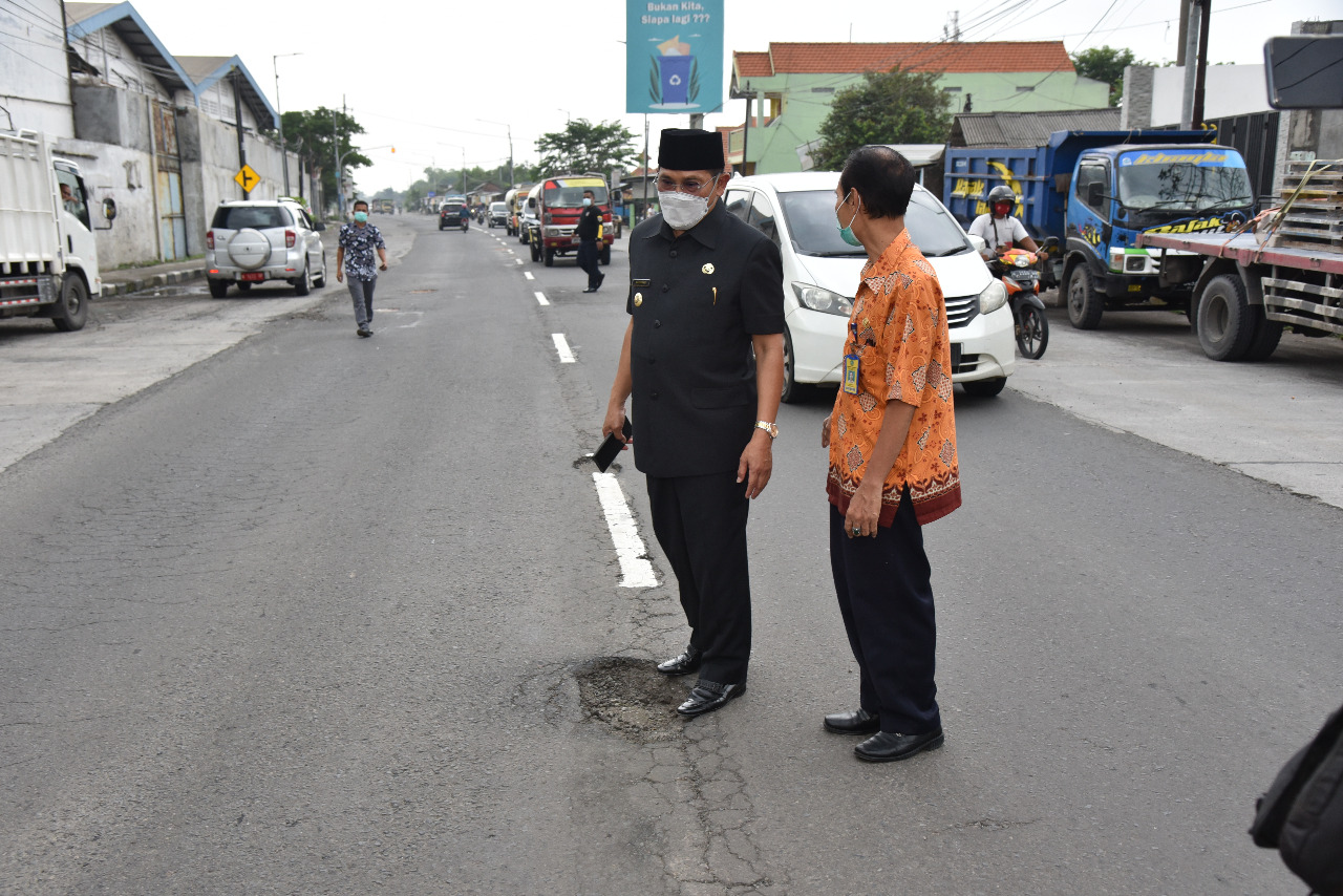 Tak Kuat Dengar Curhatan Korban Jalan Rusak, Pj Bupati Sidoarjo Langsung Minta Maaf