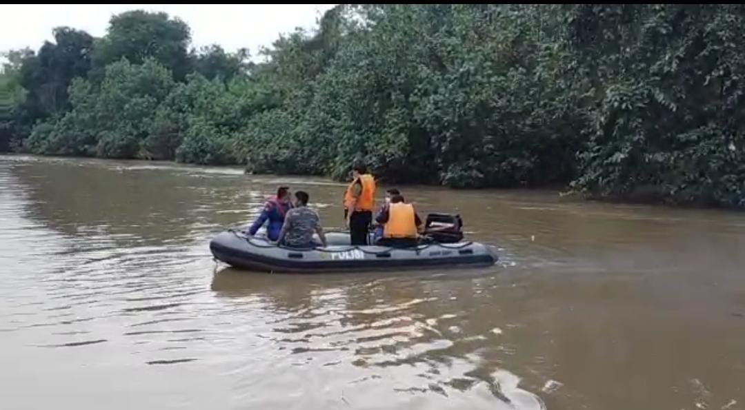 Belum Ketemu, Pencarian Pemotor Driyorejo Yang Tercebur Sungai Dilanjutkan Besok