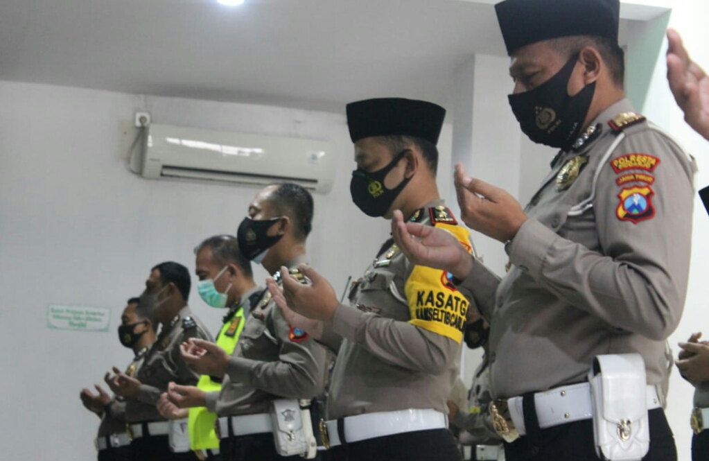 Satlantas Polresta Sidoarjo Gelar Salat Gaib Doakan Korban Jatuhnya Sri Wijaya Air