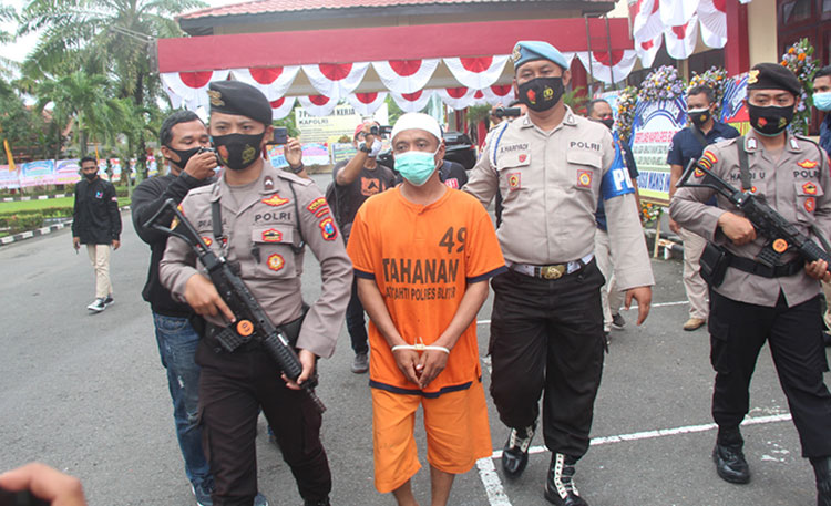 Dukun Ini Punya Ajian Jarang Goyang Ibu dan Empat Anak Perempuannya Digilir di Ranjang