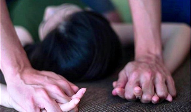 Warga Lumajang Ketahuan Istri Sedang Cabuli Anak Tiri Depan TV