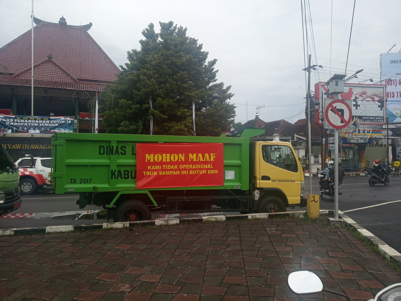 Ditinggal Sopir Truk Sampah Mogok, Warga Jember Pusing Karena Sampah Menumpuk