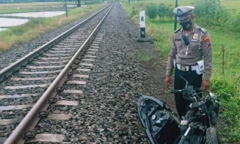 Ajaib, Cewek Banyuwangi Ini Ditabrak Kereta Api, Dirinya Selamat Motornya Hancur