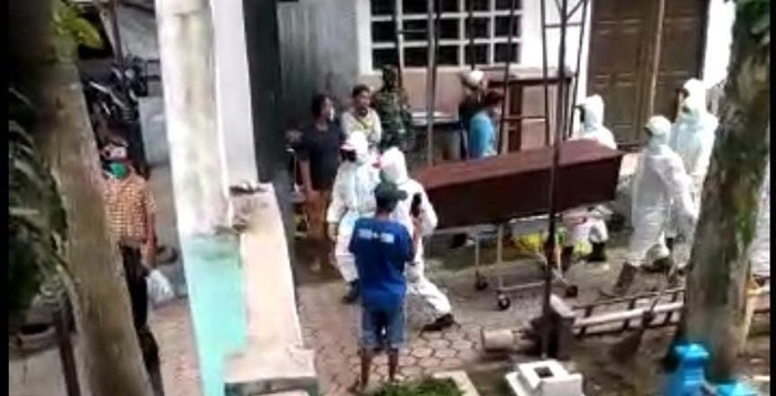 Duuuh! Jenazah Pasien Covid-19 di Malang Tertukar, Videonya Viral Keluarga Marah Besar