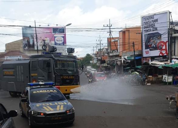 Jumlah Pasien Covid Sembuh Lebih Banyak, Polisi Gunakan Water Canon Semprot Jalanan