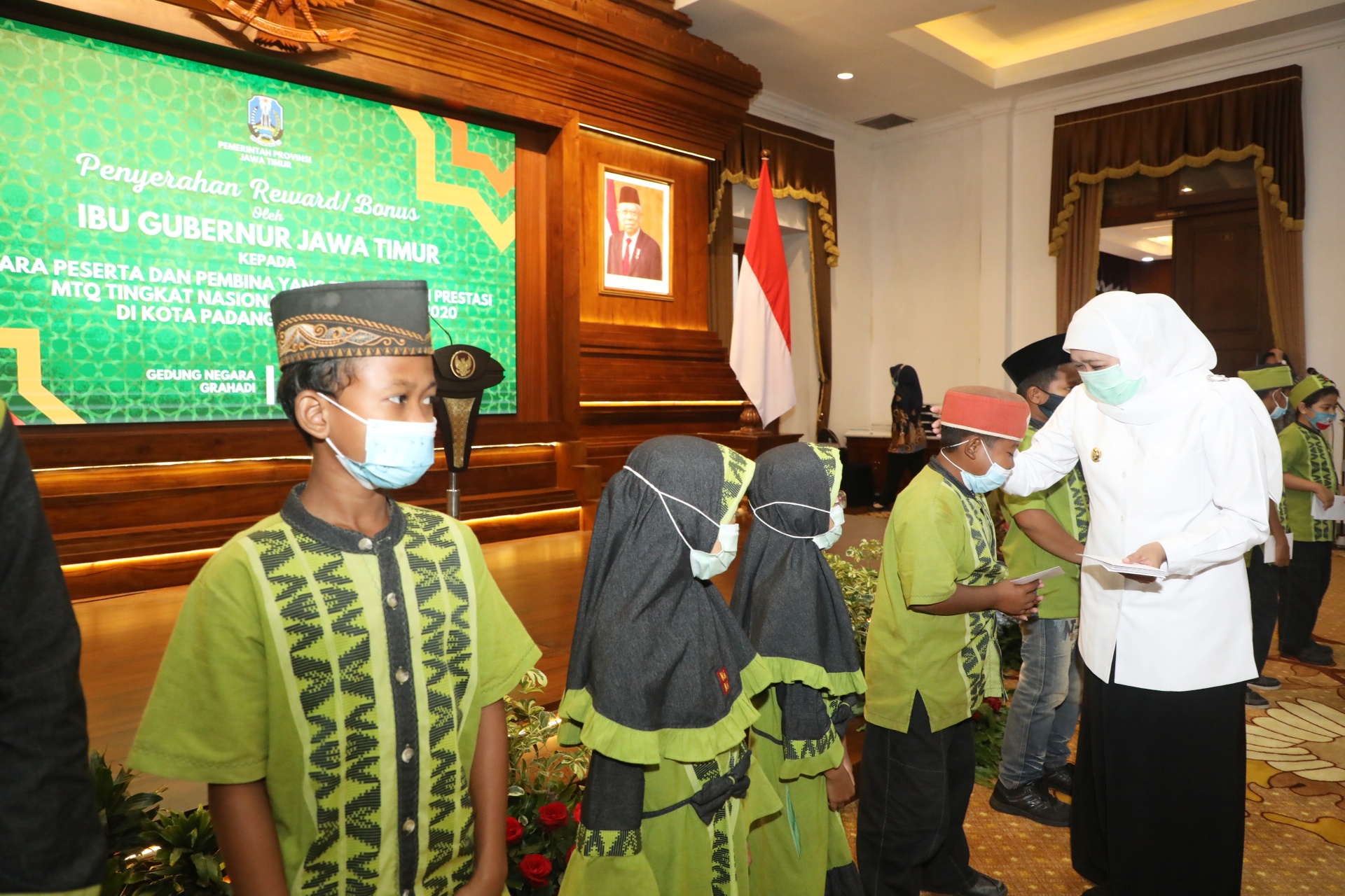 Raih Prestasi Tingkat Nasional, Khofifah Serahkan Bonus Peserta dan Pembina MTQ XXVIII