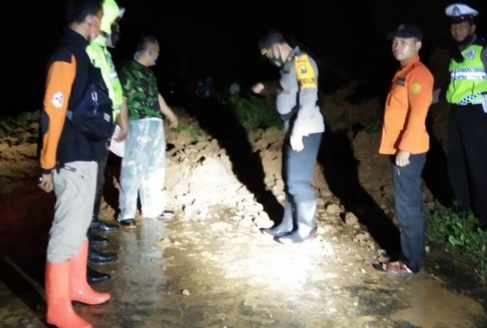 Ibu dan Anak Ditemukan Tewas Tertimbun Longsoran di Ngetos Nganjuk