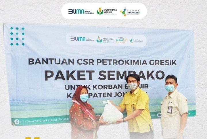 Petrokimia Gresik Serahkan Bantuan Kepada Korban Banjir Jombang