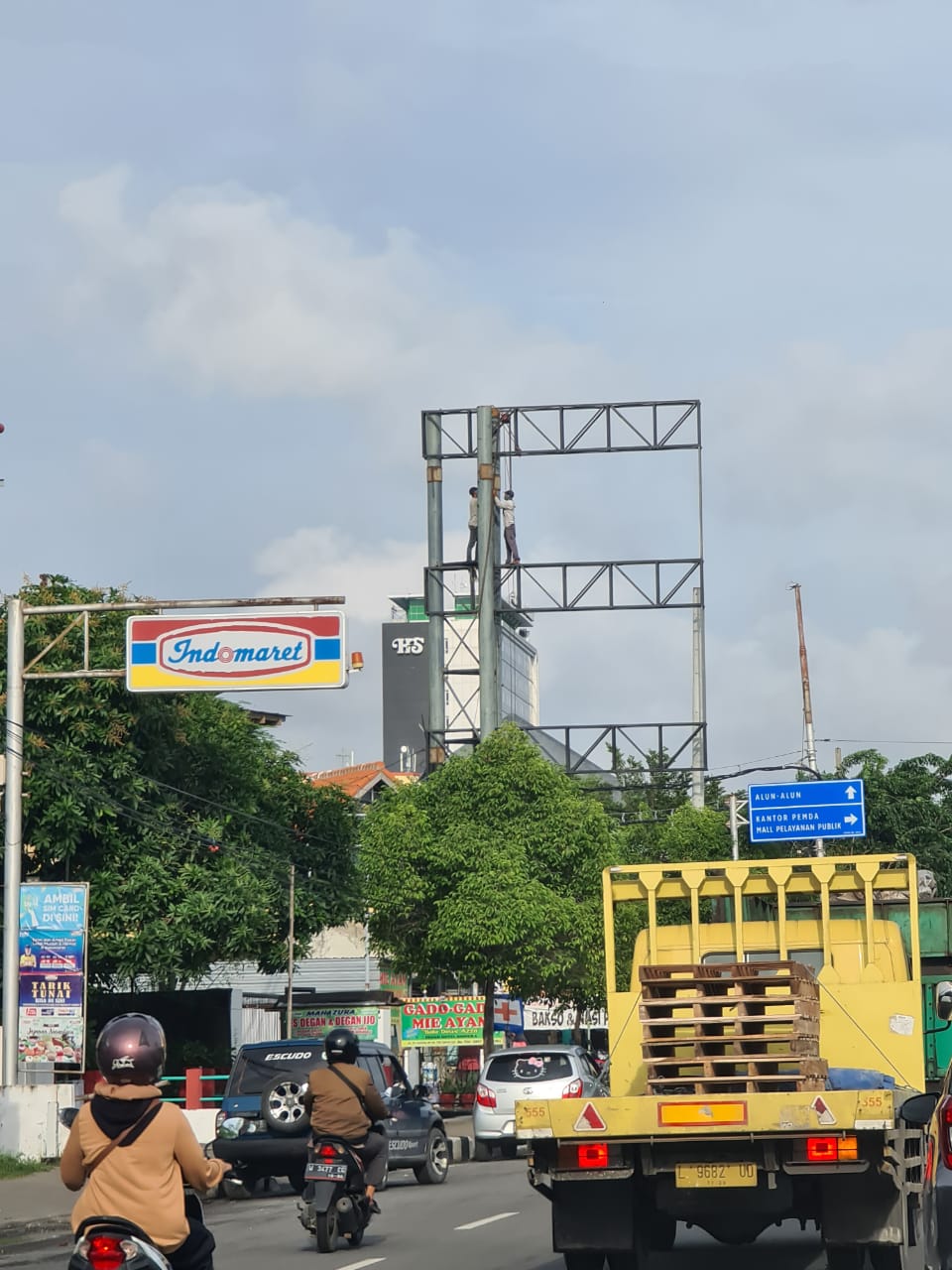 Bangun Reklame Besar Depan Pemkab Gresik, Pemiliknya Tidak Kantongi Izin