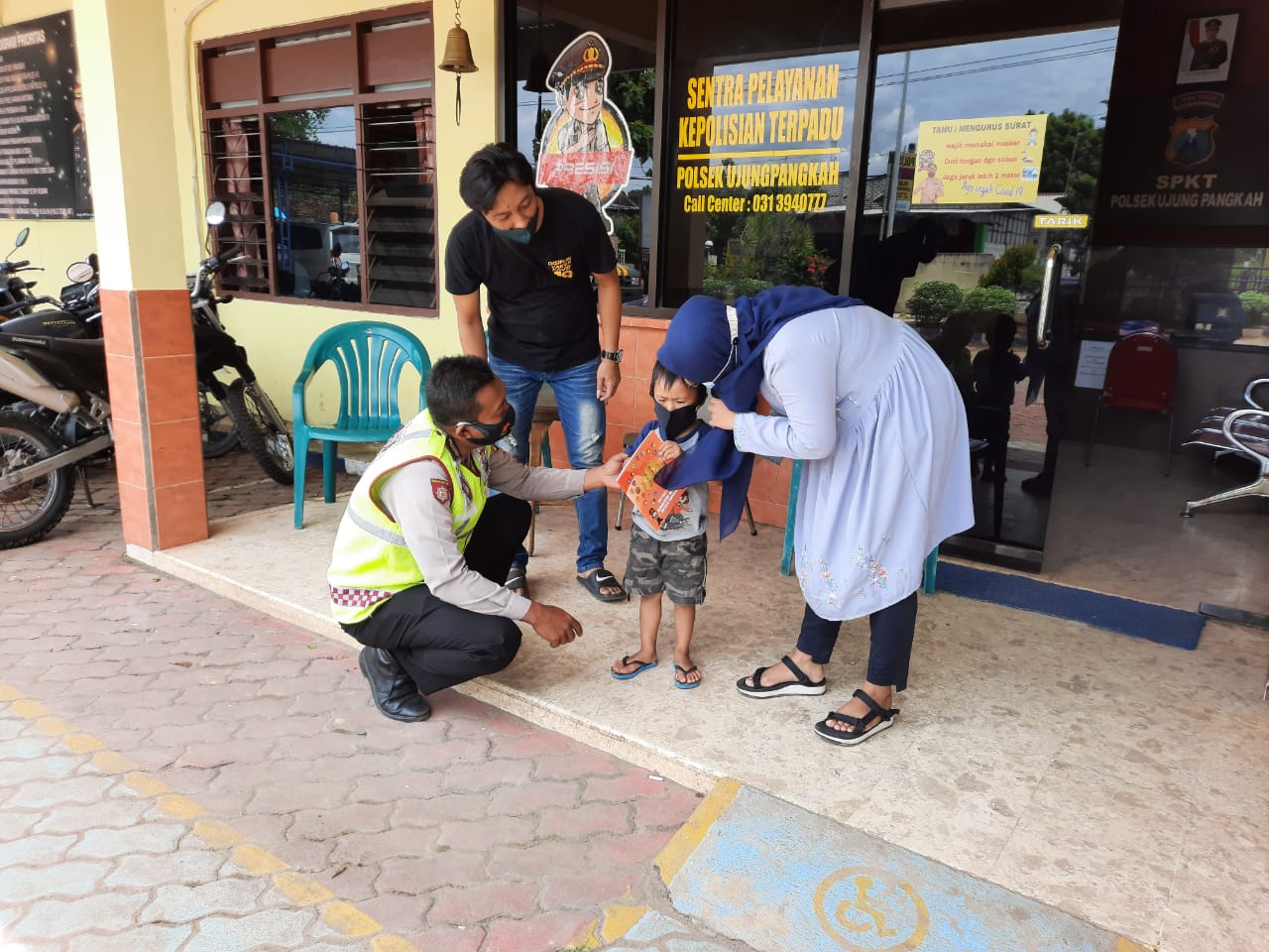 Sering Ditakuti, Polisi Berikan Buku Pengenalan ke Anak-anak