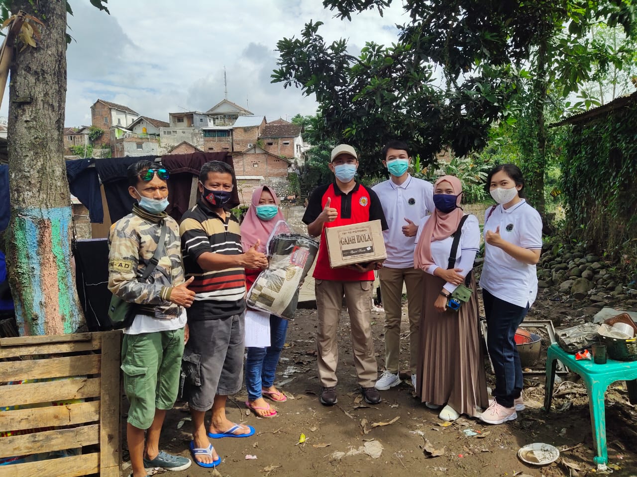 Sinergi KAUJE Berikan Bantuan Paket Sembako ke Warga Terdampak Banjir Jember