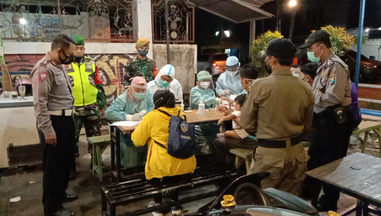 Langgar Protokol Kesehatan 62 Pengunjung Kafe di Menganti Gresik Jalani Rapid Tes