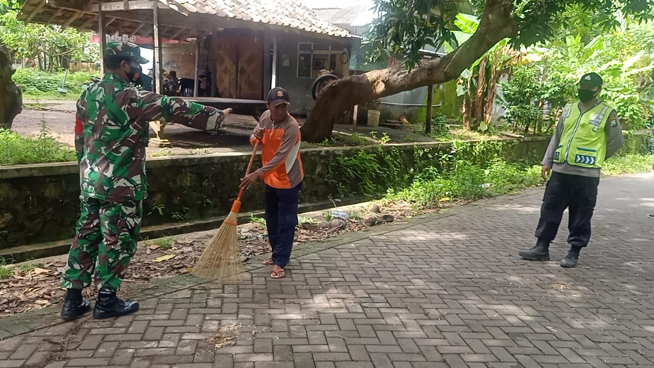 15 Warga Bawean Terjaring Operasi Yustisi PPKM Mikro Dihukum Sapu Jalan dan Teguran Lisan