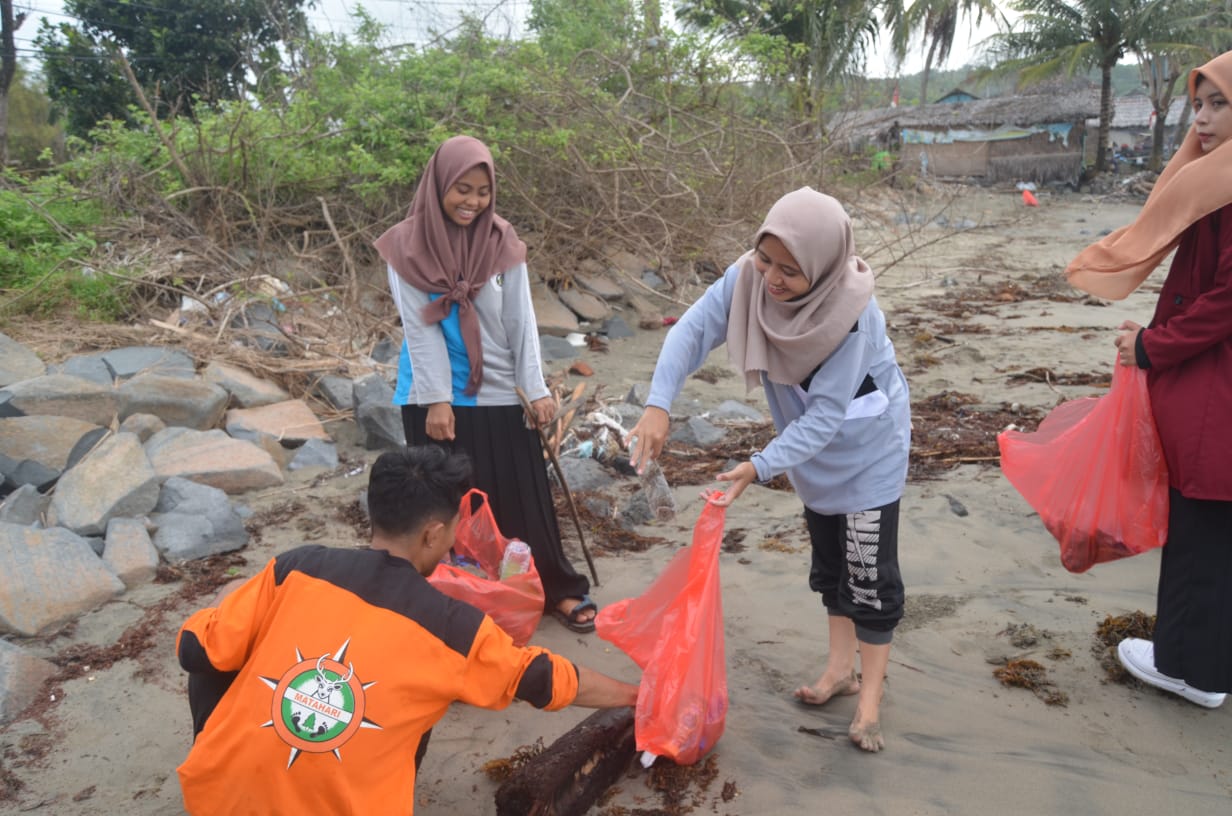 Hari Peduli Sampah, Mahasiswa Bawean Bersih-bersih Pantai dan Dialog Merubah Sampah Jadi Emas