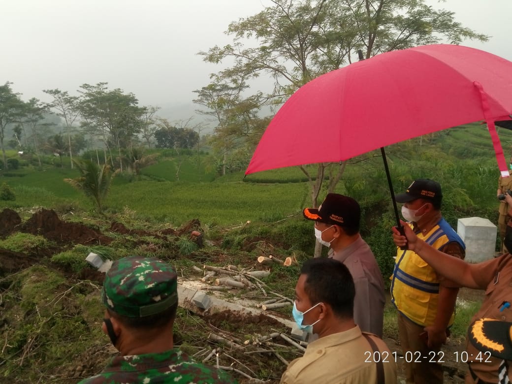 Jalan Penghubung Dua Desa di Tulungagung Terputus Akibat Longsor, Bupati : Segera Diperbaiki, Minimal Sepeda Motor Bisa Lewat