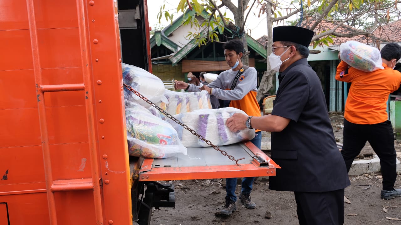 Warga Korban Banjir Sidoarjo Dapat Kiriman Beras, Setiap Penerima 5 Kg