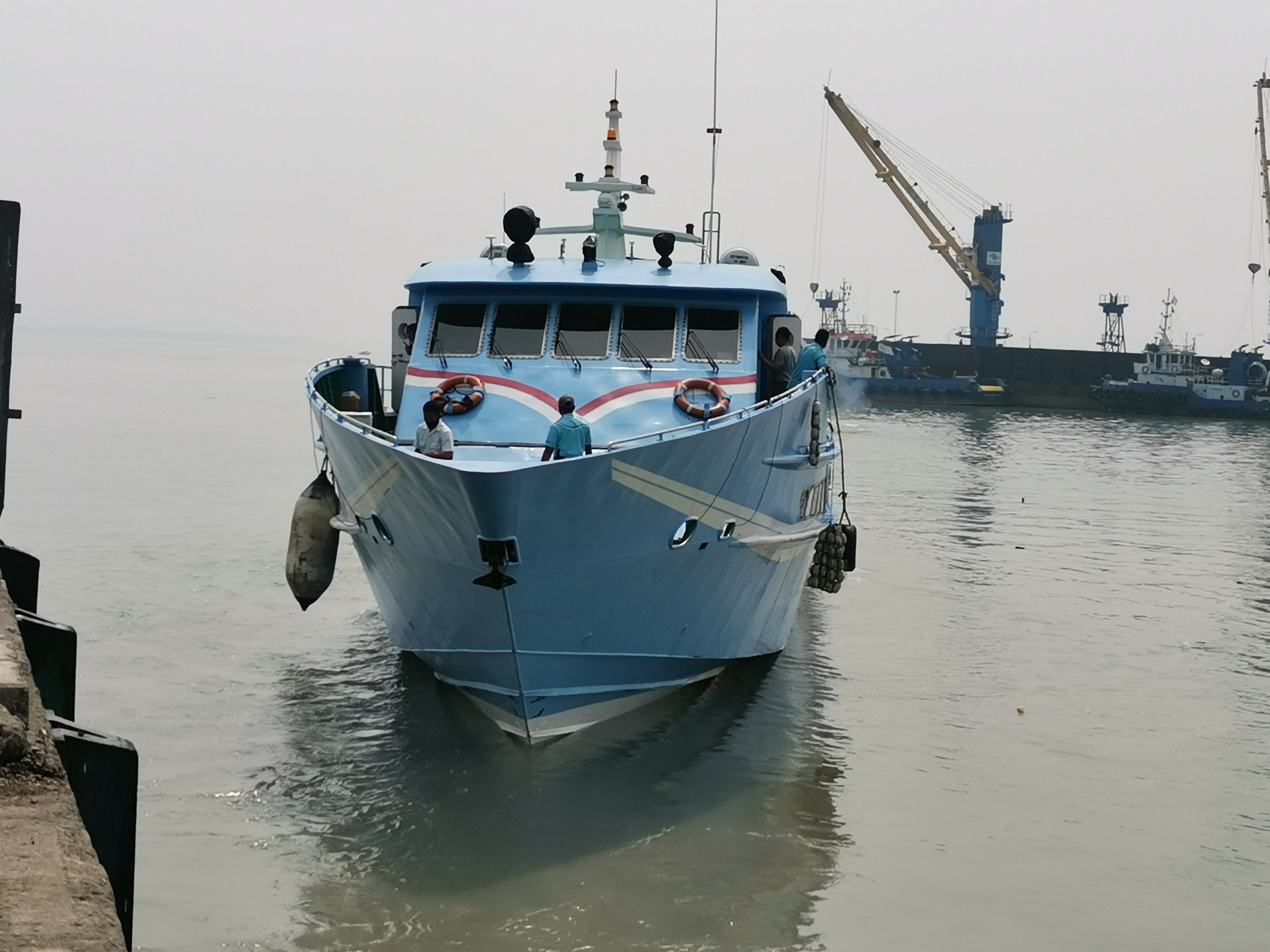 Cuaca Buruk, Pelayaran Tujuan Bawean Dihentikan