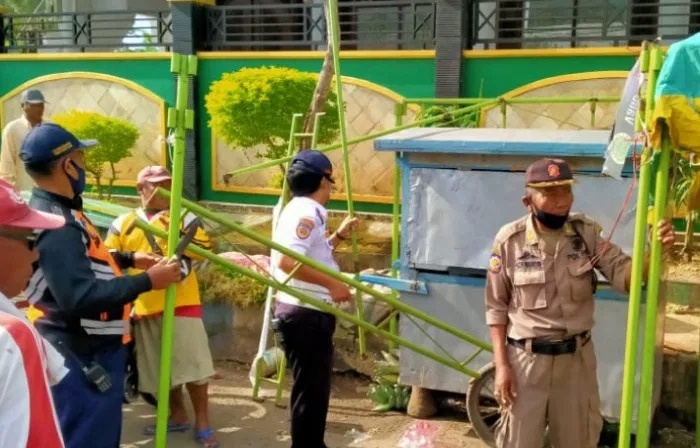 Mokong, Tenda PKL di Pasar Srimangunan Sampang Dibongkar Paksa Satpol PP