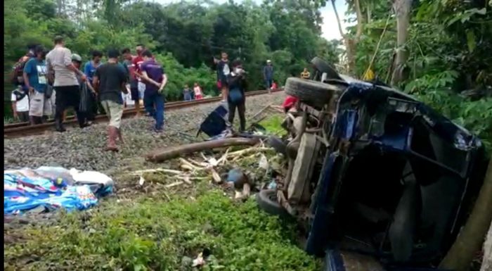 KA Dhoho Blitar  Vs Mobil Carry Isi Sekeluarga, Ibu Muda Tewas