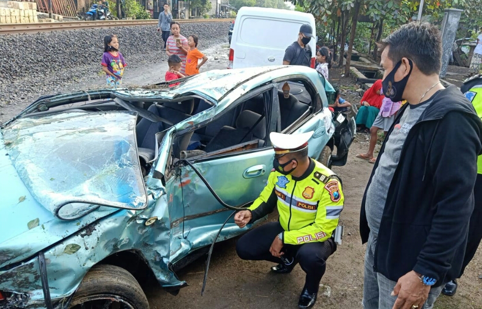 Diseruduk Kereta Api Hingga Mobil Mazda Terbalik, Ajaib Tiga Penumpangnya Selamat