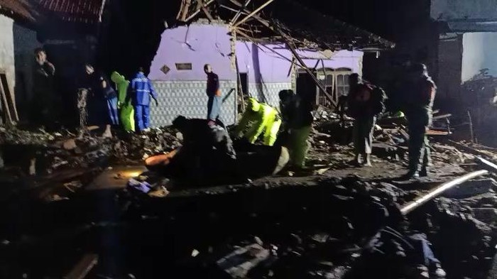 Nenek dan Cucu Hilang Terseret Arus Banjir Pasuruan