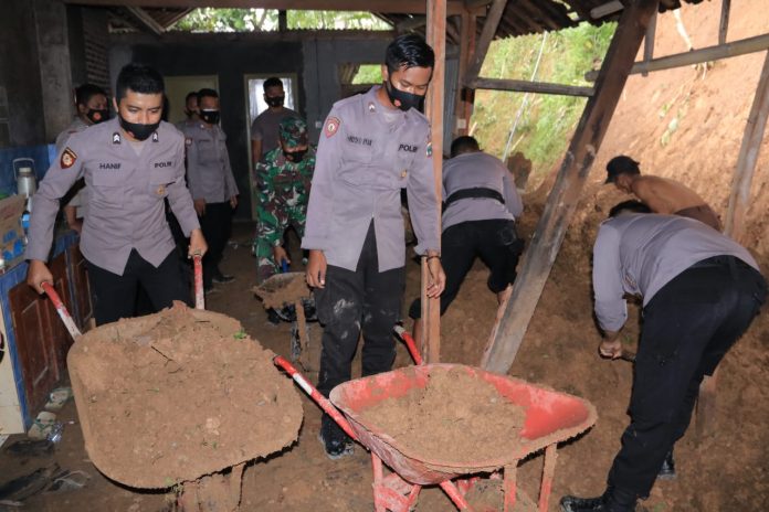 Sejumlah Desa di Kare Terkena Longsor, Polres Madiun Kirim Personil dan Bantuan
