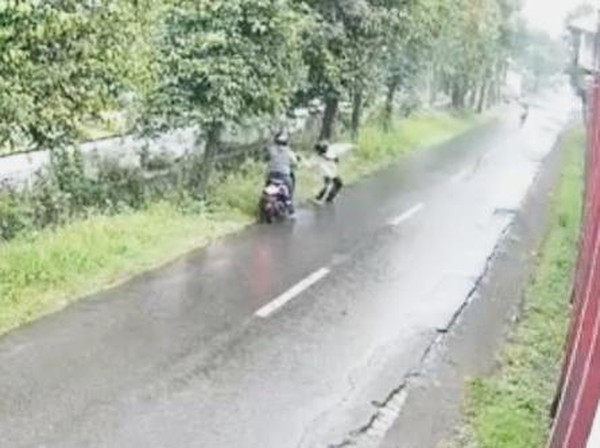 Aksi 2 Orang Lempar Paket Sabu ke Dalam Lapas Tulungagung Terekam CCTV