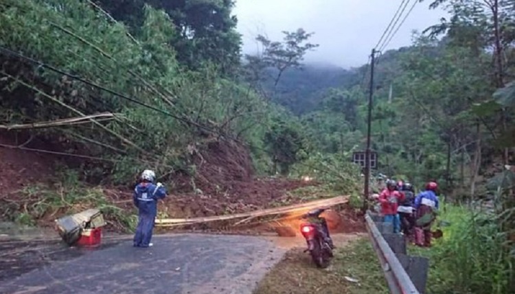 Longsor di Dua Titik, Jalur Malang-Kediri Tertutup, BPBD Berupaya Bersihkan Material