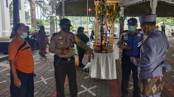 Resepsi Pernikahan di Surabaya Dibubarkan Polisi, Tamu Disuruh Pulang
