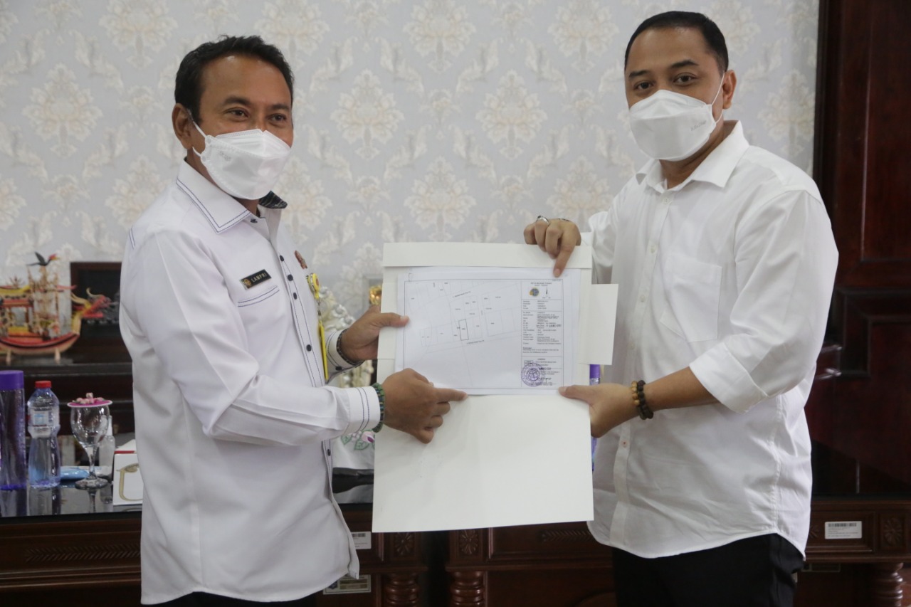 Terima Peta Bidang Tanah dan Sertifikat dari BPN, Wali Kota Eri Cahyadi Targetkan Seluruh Aset Tersertifikat pada Tahun 2023