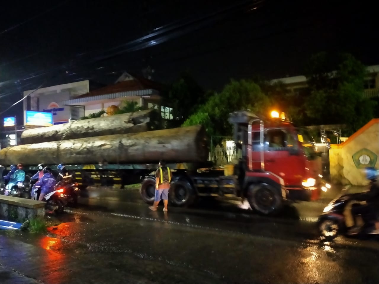 Jalan Baru Diperbaiki, Portal Jalur Cerme-Metatu 'Bisa' Buka Tutup untuk Kendaraan Bertonase Besar oleh Warga
