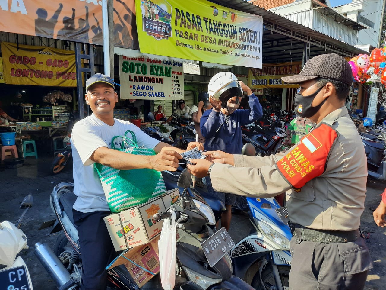 Polisi Geruduk Pasar Duduksampeyan, Ternyata Banyak yang Pakai Masker