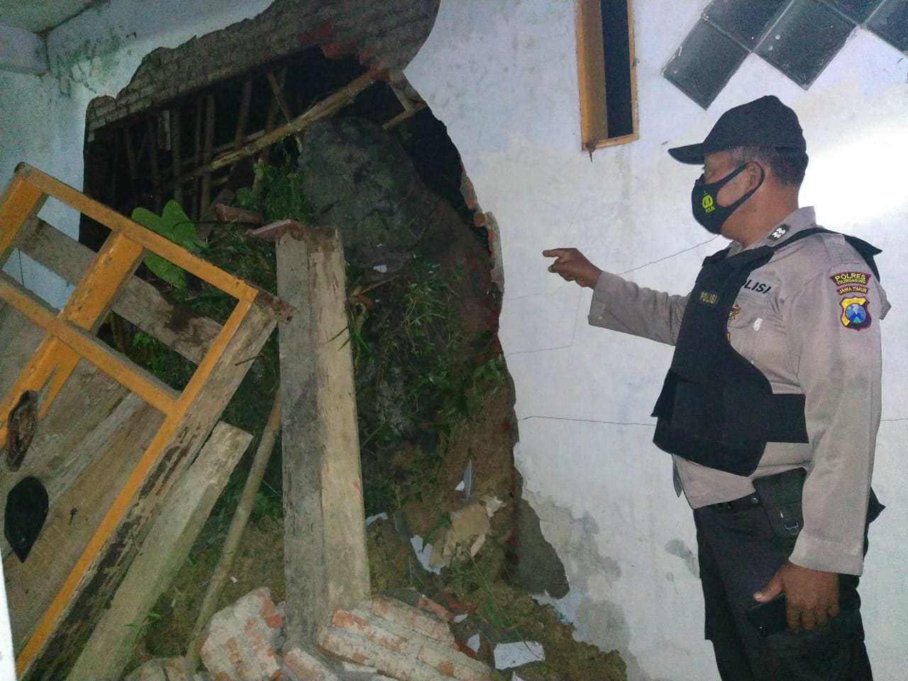 Tebing Setinggi 4 Meter Timpa Rumah Warga di Tulungagung