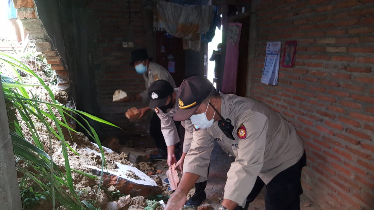 Tebing Setinggi 12 Meter Longsor, Kandang Sapi dan Rumah Warga di Tulungagung Ambruk