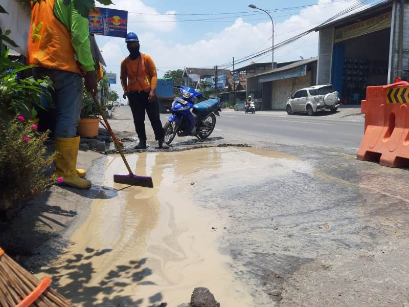 Semburan di Jalan Raya Roomo Gresik Akibat Pengerjaan Proyek PDAM