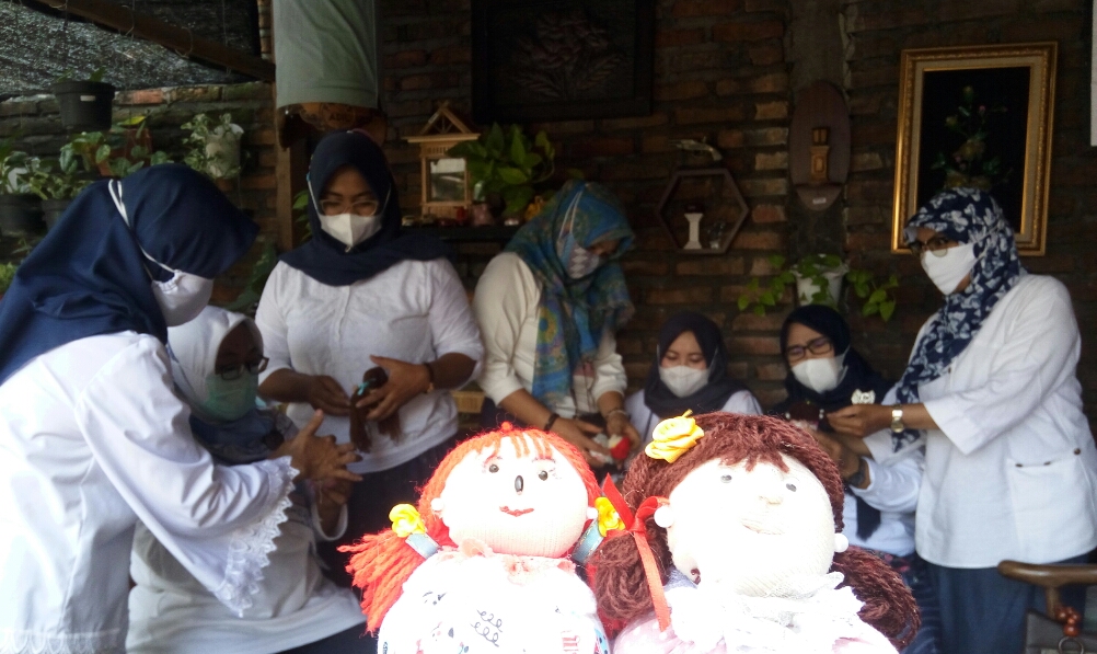 Emak-Emak RW V, Desa Ngampelsari Candi Sidoarjo, Ubah Limbah Jadi Rupiah
