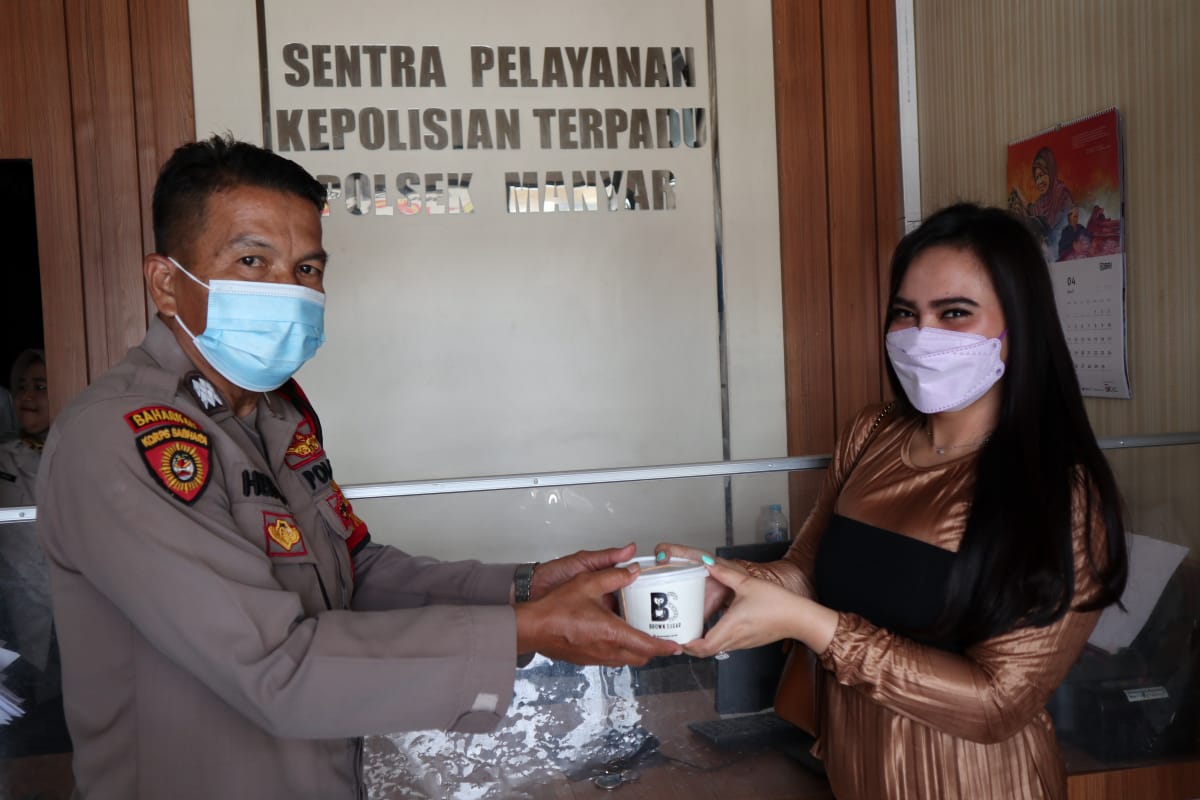 Semangati Tugas Polri, Artis FTV Brenda Sovany Bawakan Kopi dan Makanan ke Polsek Manyar