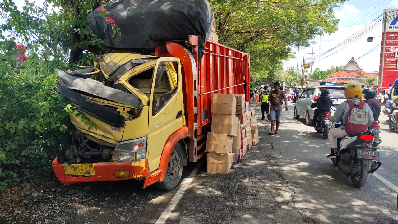 Diduga Ngantuk, Sopir Truk di Bojonegoro Bablas Akhirat Usai Tabrakan