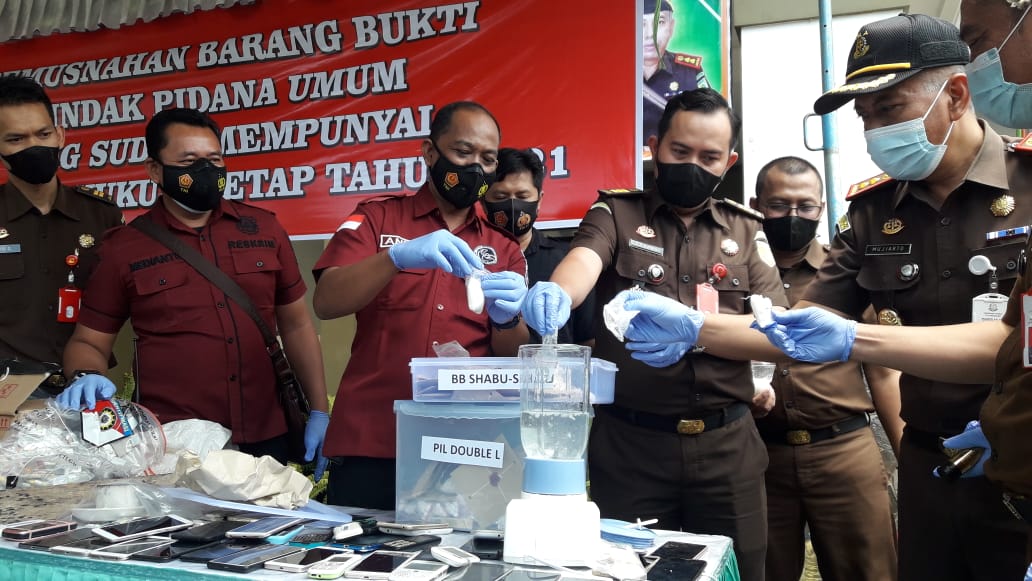 Kejari Tulungagung Musnahkan Barang Bukti Senilai Rp 300 Juta