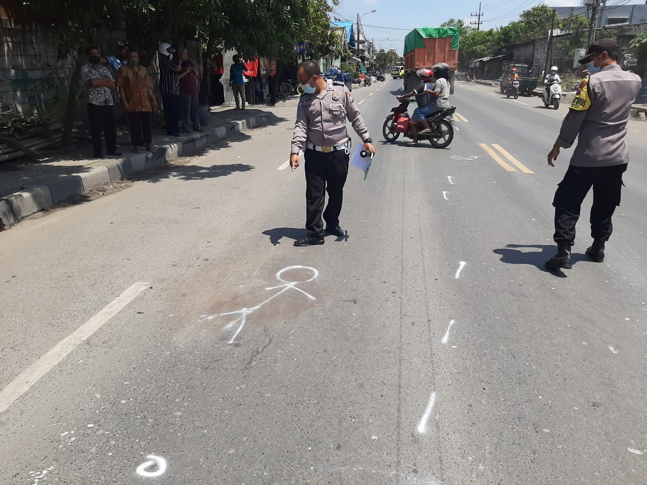 Nyenggol Truk Misterius, Pemotor Asal Menganti Ini Tewas Disikat L300