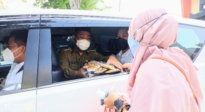 Hadang Mobil Bupati Gresik, Ini yang Dilakukan Seorang Ibu di Depan Mapolres
