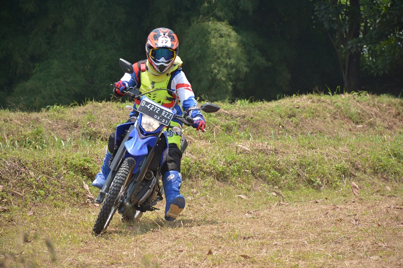 Hadapi Beragam Kondisi Jalan Saat Riding di Trek Off Road dengan Tips Berikut