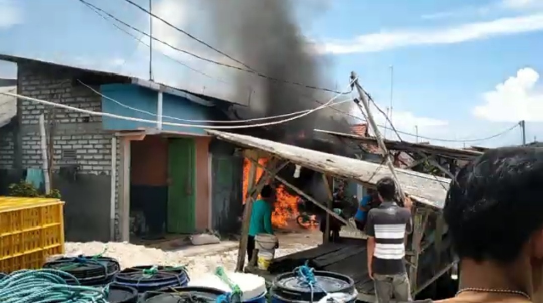 Pindahkan Bensin ke Jerigen Lalu Disambar Api Kompor, Lima Sepeda Motor Hangus Terbakar