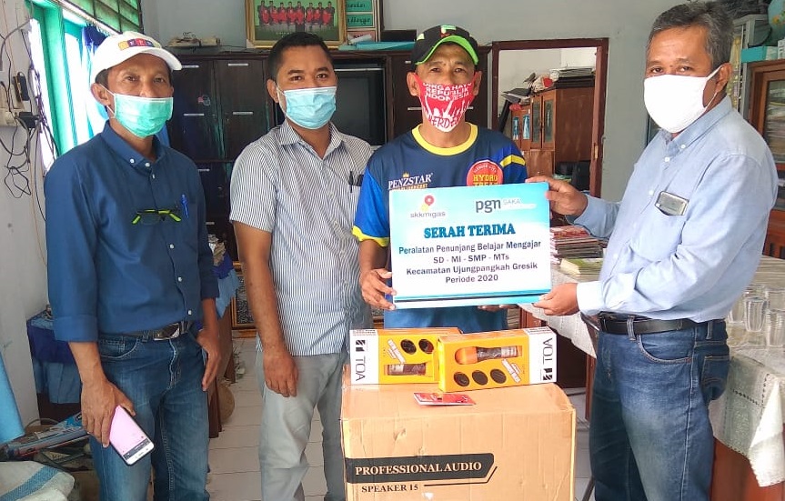PGN SAKA Serahkan Bantuan Sarana Sekolah dan Peralatan Belajar Daring ke Sekolah di Kecamatan Ujung Pangkah Kabupaten Gresik