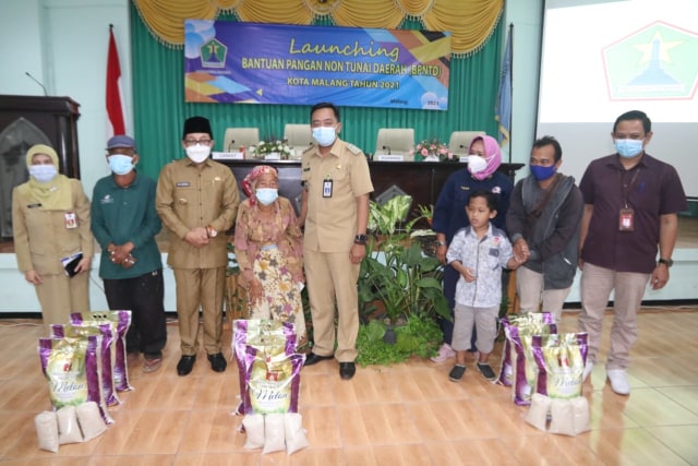 Wali Kota Malang Sutiaji Serahkan BPNTD Kepada 7.226 Keluarga Penerima Manfaat
