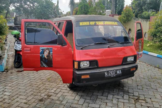 Angkut Kayu Sono Curian, Dua Warga Probolinggo Diangkut Mobil Polisi