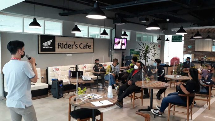 Nongkrong Komunitas dan Konsumen Honda PCX Malang di MPM Riders CaFe