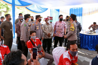Pastikan Vaksinasi Lancar, Kapolda Kunjungi Posko Vaksinasi Banyuwangi