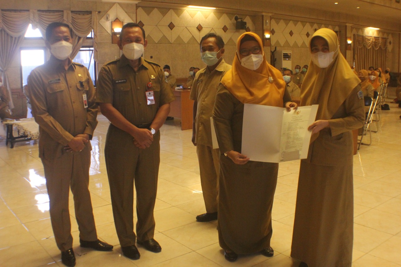 Wabup Gresik Serahkan SK Kenaikan Pangkat Untuk 526 PNS